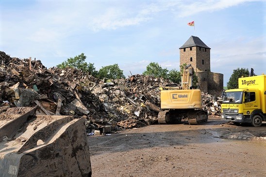 Müllentsorgung im Katastrophengebiet Ahrtal